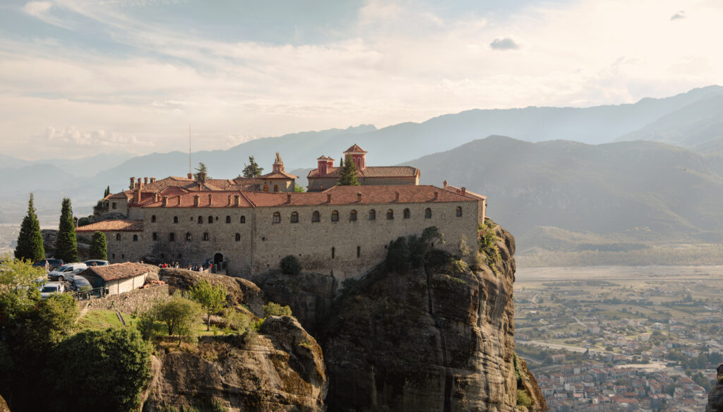 Die Meteora-Klöster östlich des Pindos-Gebirges nahe der Stadt Kalambaka