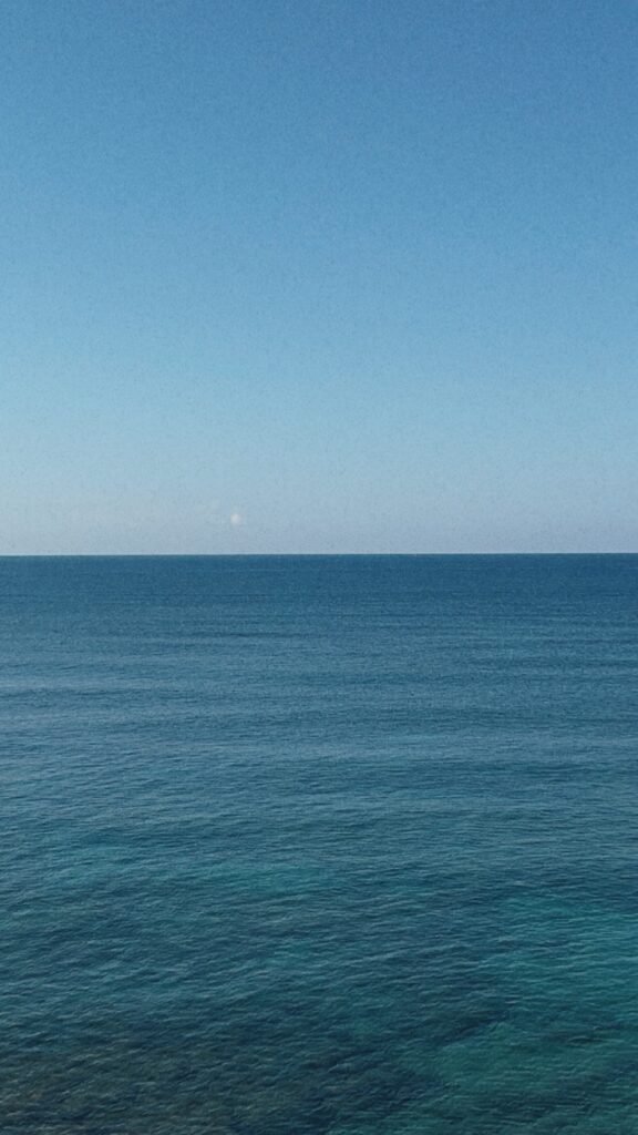 Meer und Strand so weit das Auge reicht