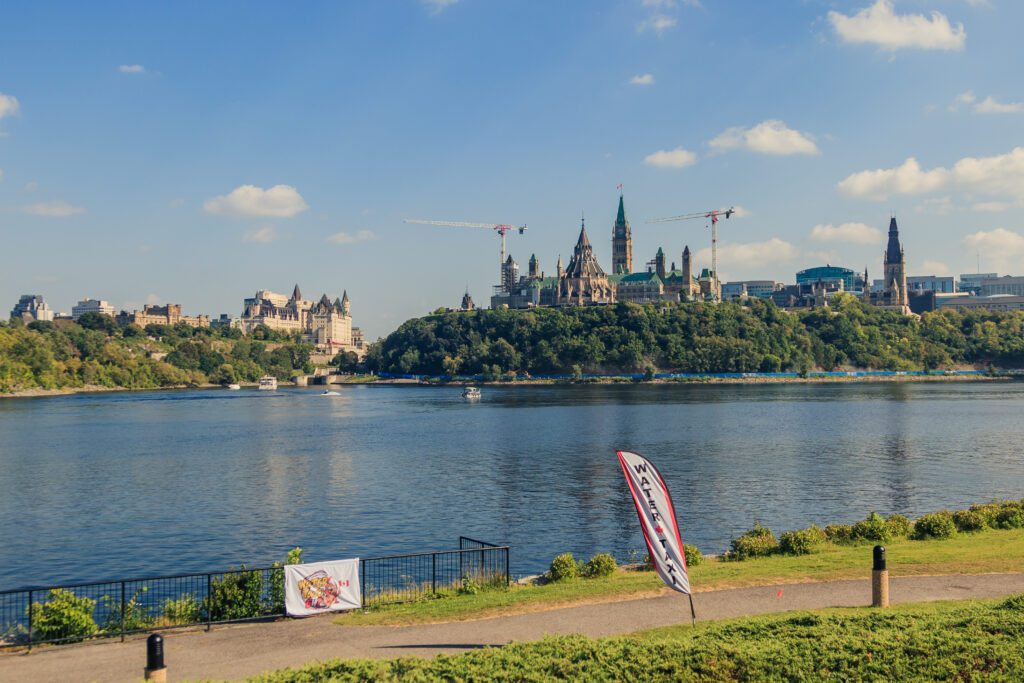 Blick auf den Parliament Hill vom gegenüberliegenden Ufer des Ottawa River.