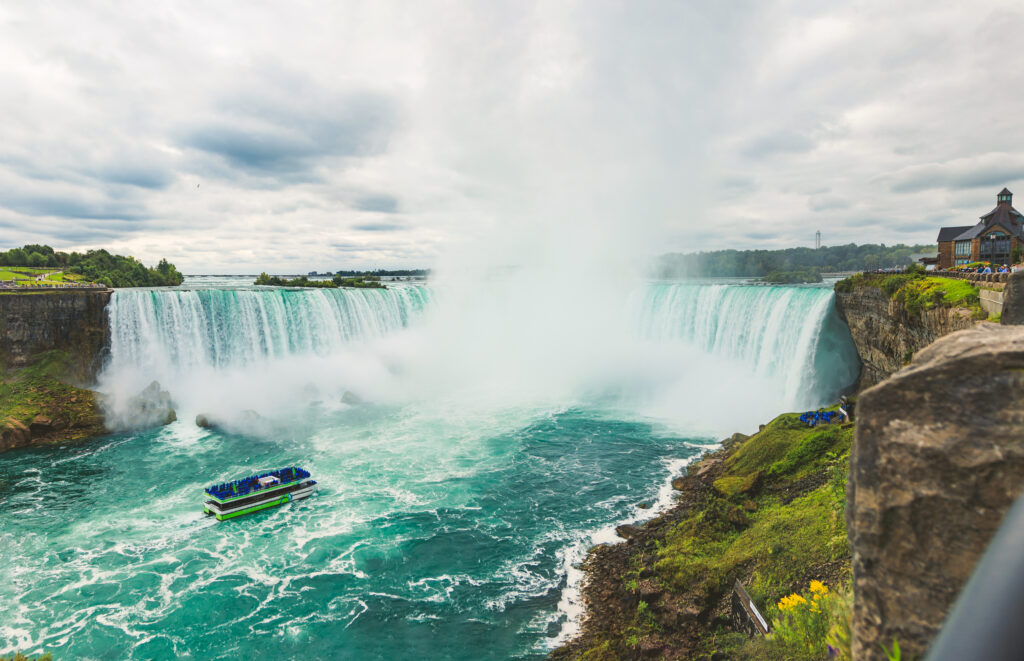 Die beeindruckenden Niagarafälle an der Grenze zwischen Kanada und den USA.